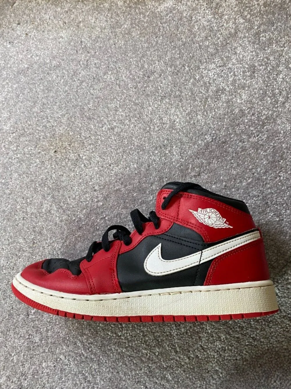 Air Jordan 1 Mid Chicago Black Toe Sneakers Youth Size 5.5Y Red/Black/White